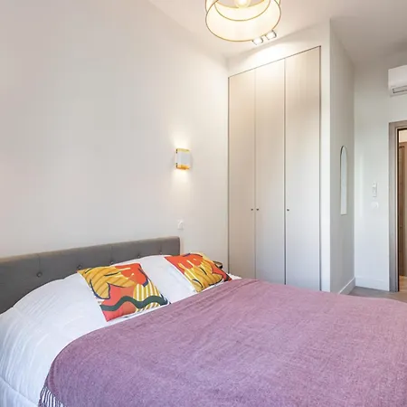 Philibert - Traditional With Historical Fresco ניס