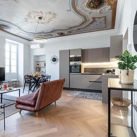 Philibert - Traditional With Historical Fresco דירה *