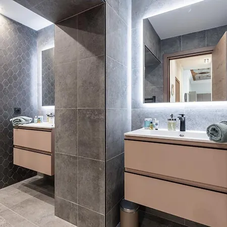 Philibert - Traditional With Historical Fresco דירה ניס