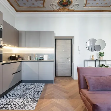 Philibert - Traditional With Historical Fresco ניס