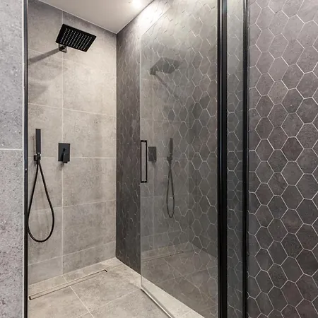 Philibert - Traditional With Historical Fresco דירה *