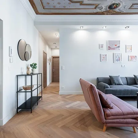 דירה Philibert - Traditional With Historical Fresco *