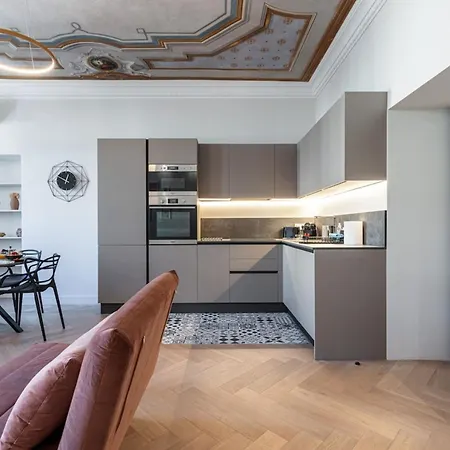 Philibert - Traditional With Historical Fresco ניס