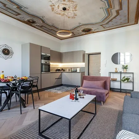 Philibert - Traditional With Historical Fresco Lejlighed